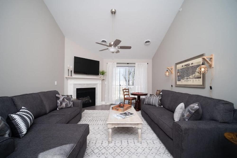 Spacious 2 bed Condo with Office